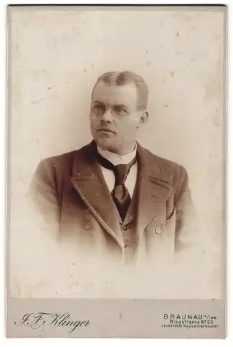 Fotografie J. F. Klinger, Braunau a / Inn, Portrait modisch gekleideter Herr mit Bart und Brille