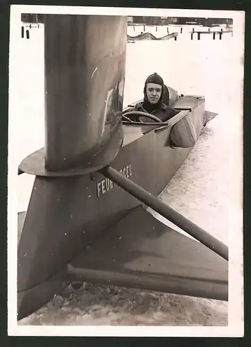 Fotografie Eissegler Wettfahrt um den Gausieger-Titel, Berliner Eissegler Volz im Feuervogel genannt Plättbrett 1940