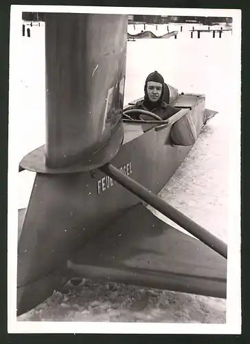 Fotografie Ansicht Berlin, Eissegler Volz am Steuer des Feuervogel bei Wettfahrt um den Gausieger Titel 1940