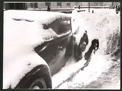 Fotografie Ansicht New York, Wintereinbruch 1938, eingeschneite Autos am Strassenrand