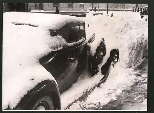 Fotografie Ansicht New York, Wintereinbruch 1938, eingeschneites Auto am Strassenrand