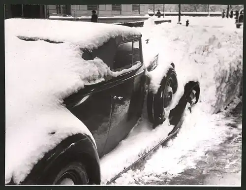 Fotografie Ansicht New York, Wintereinbruch 1938, im Schnee gefangenes Auto am Strassenrand