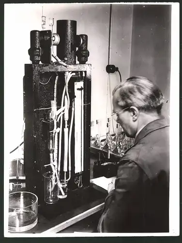 Fotografie Ernährungswissenschaft, Laborant liest am Messinstrument Kali & Phosphorgehalt ab 1938