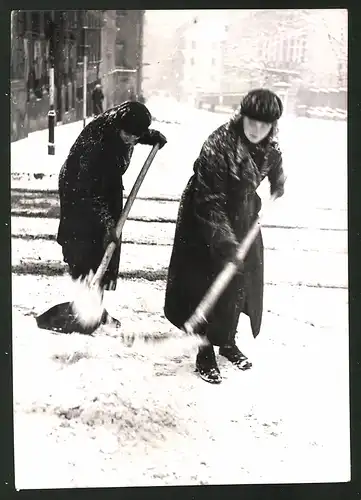 Fotografie Wilhelm Sturm, Ansicht Wien, Frauen beim Winterdienst schaufeln Schnee
