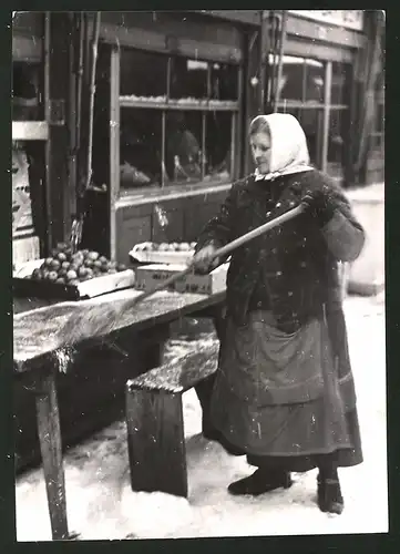 Fotografie Wilhelm Sturm, Ansicht Wien, Naschmarkt, Marktfrau befreit ihren Stand vom Schnee 1938