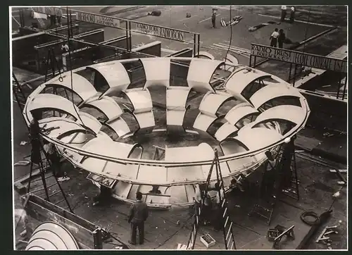 Fotografie Paris, Rundfunk-Ausstellung 1938, Arbeiter montieren Dekoration der Hauptkuppel