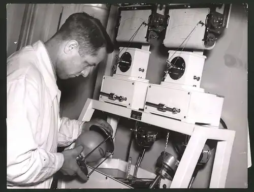 Fotografie Lebensmittelkotrolleur benutzt Fermentograph um die Kohlensäurentwicklung im Mehlteig graphisch darzustellen