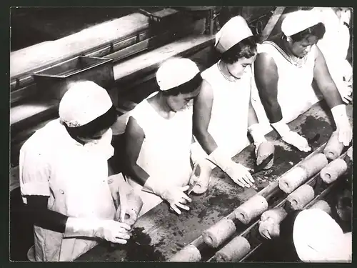 Fotografie Ansicht Hawaii, Fabrikarbeiterinnen schneiden Ananas für Konserven 1938