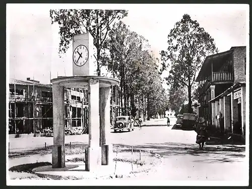 Fotografie Ansicht Aruscha, Normaluhr im Mittelpunkt von Ostafrika 1939