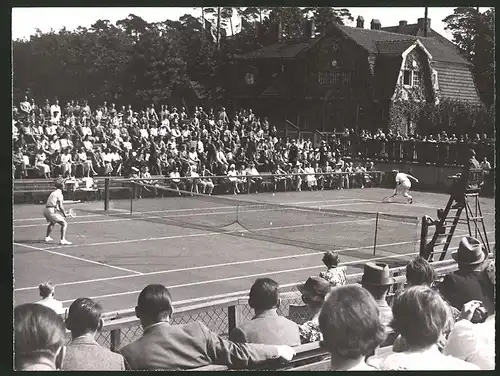 Fotografie Ansicht Berlin-Grunewald, Rot-Weiss Stadion, Tennisspiel Redl vs Georg von Metaxa beim Pfingstturnier 1938