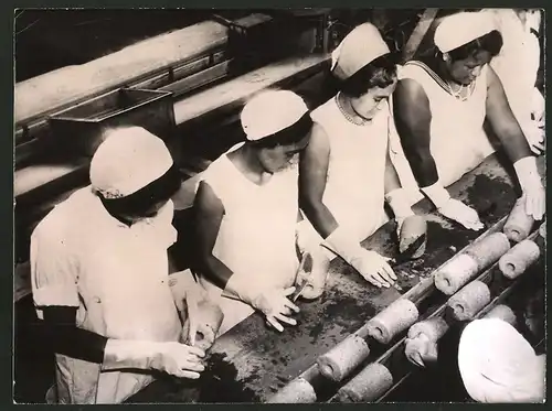 Fotografie Ansicht Hawaii, Fabrikarbeiterinnen schneiden Ananas für Konservendosen 1938