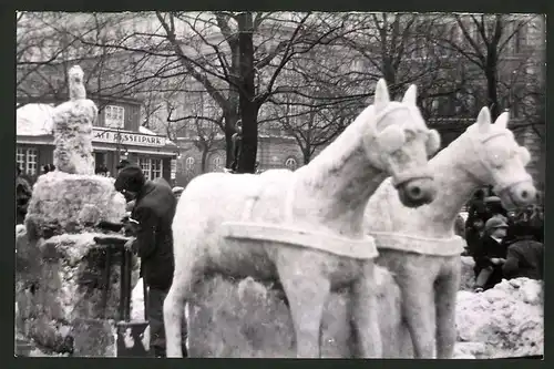 Fotografie Ansicht Wien, Pferde-Eisskulpturen im Resselpark nahe der Karlskirche