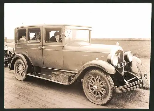 Fotografie Auto Chrysler, Damen in Limousine sitzend, Kennzeichen: ZI-1223