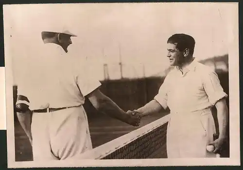 Fotografie Einkreisungs-Tennis in Frankreich, Flandin & Lord Stanley nach dem Spiel in Deauville 1939