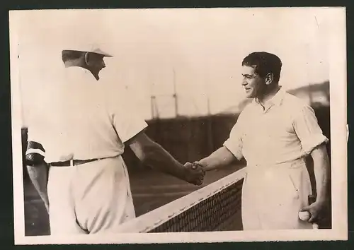 Fotografie Einkreisungs-Tennis in Frankreich, Politiker Flandin & Lord Stanley nach dem Spiel in Deauville 1939