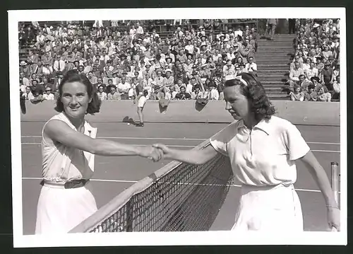 Fotografie Ansicht Berlin-Grunewald, Tennis-Städtekampf Berlin-Agram, Tennisspielerin Kovacs & Käppel 1941