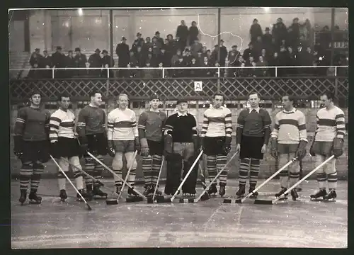 Fotografie Ansicht Wien, Deutsche Eishockey Nationalmannschaft vor Spiel gegen eine Wiener Auswahl