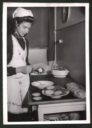 Fotografie Junge Bäckerin backt Weihnachtsstollen und Plätzchen