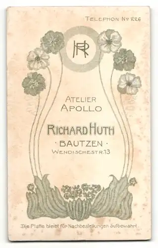 Fotografie Rich. Huth, Bautzen, Portrait dunkelhaarige Schönheit mit Schultertuch