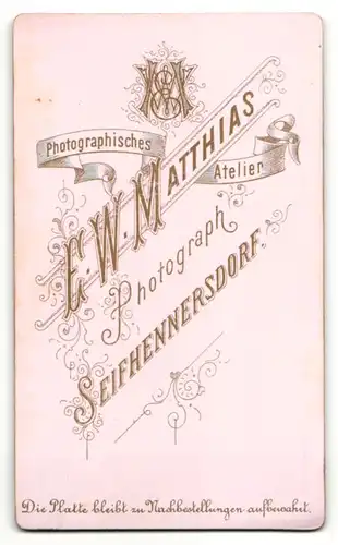 Fotografie E. W. Matthias, Seifhennersdorf, Portrait süsses Kleinkind im weissen Hemdchen