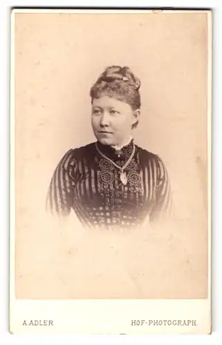 Fotografie A. Adler, Dresden, Portrait bildhübsche Dame mit Dutt und Halskette