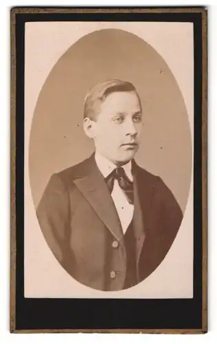 Fotografie Alexander Richter, Kamenz i. S., Portrait frecher Bube mit Fliege im Jackett