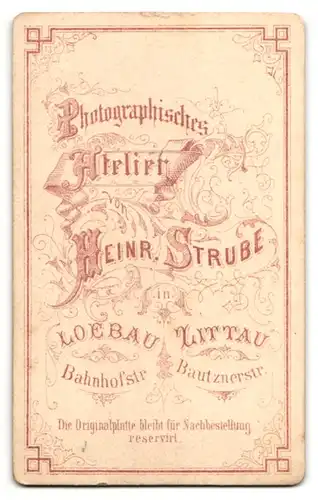 Fotografie Heinr. Strube, Löbau, Portrait betagter Herr mit grauem Haar und Schnurrbart