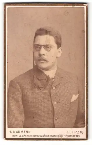 Fotografie A. Naumann, Leipzig, Portrait dunkelhaariger junger Mann mit Zwicker