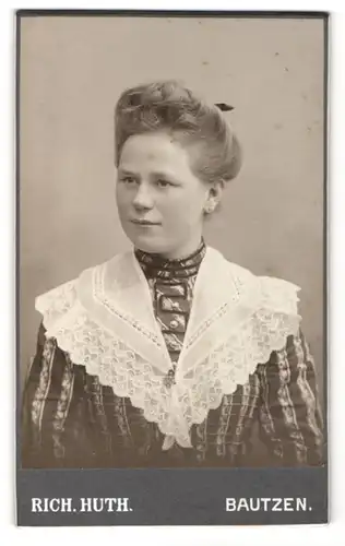 Fotografie Rich. Huth, Bautzen, Portrait bildschönes Fräulein in gestreifter Bluse und besticktem Schultertuch
