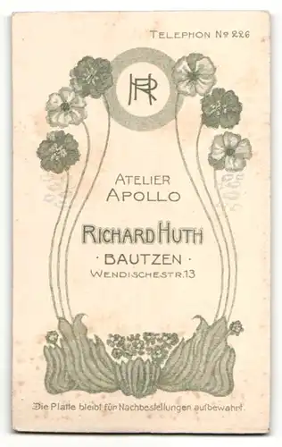 Fotografie Rich. Huth, Bautzen, Portrait bildschönes Fräulein in gestreifter Bluse und besticktem Schultertuch