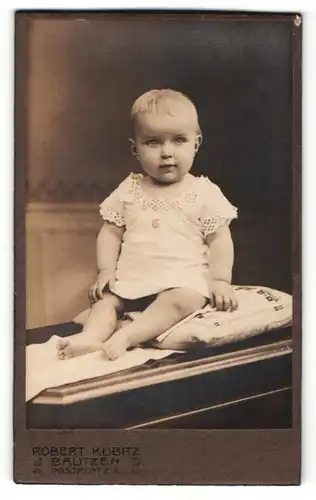 Fotografie Robert Kubitz, Bautzen, Portrait süsses blondes Kleinkind im weissen Hemdchen