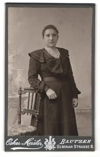 Fotografie Oskar Meister, Bautzen, Portrait hübsche junge Frau im prachtvollen Kleid