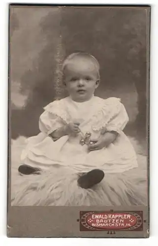 Fotografie Ewald Kappler, Bautzen, niedliches blondes Kleinkind im weissen Taufkleidchen