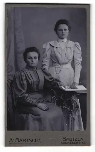 Fotografie A. Bartsch, Bautzen, Portrait zwei hübsche junge Damen in eleganten Kleidern