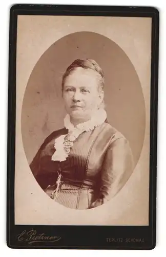 Fotografie C. Pietzner, Teplitz-Schönau, Portrait hübsche Dame mit Flechtdutt