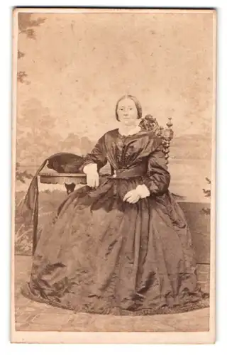 Fotografie H. Leykum jun., Brandenburg a. H., Portrait hübsche Dame im prachtvollen Kleid
