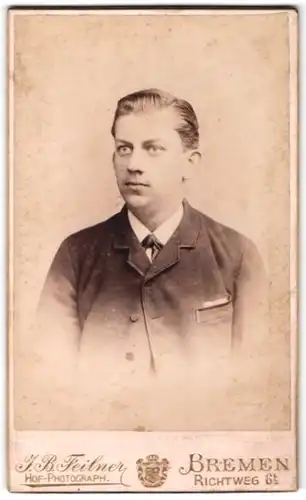 Fotografie J. B. Feilner, Bremen, Portrait junger charmanter Mann im Jackett