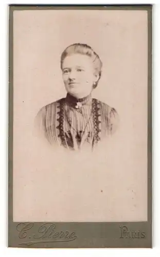 Fotografie C. Pierre, Paris, Portrait charmante junge Dame mit Brosche am Kleiderkragen