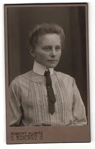 Fotografie Robert Kubitz, Bautzen, Portrait bildschöne Dame mit Krawatte in geraffter Bluse