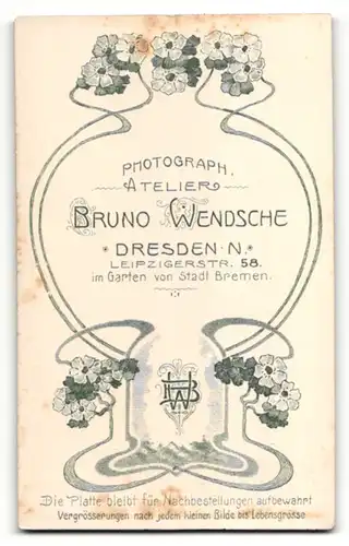 Fotografie Bruno Wendsche, Dresden-N, Portrait süsses Kleinkind im weissen Hemd auf Fell sitzend