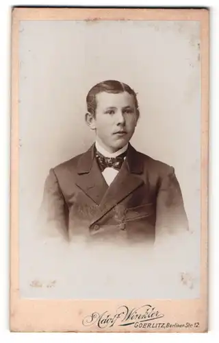 Fotografie Adolf Winkler, Görlitz, Portrait junger Mann im Anzug mit Fliege