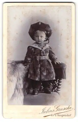Fotografie Julius Grusche, Alt- u. Neugersdorf, Portrait hübsch gekleidetes Kind auf Stuhl stehend