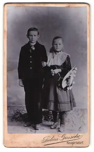 Fotografie Julius Grusche, Neugersdorf, Portrait Kinderpaar in hübscher Kleidung mit Hut