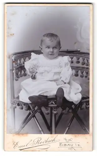 Fotografie Emil Roitsch, Eibau i / S., Portrait sitzendes Kleinkind im weissen Kleidchen