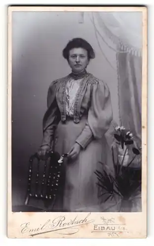 Fotografie Emil Roitsch, Eibau i / S., Portrait junge Dame im eleganten Kleid am Stuhl lehnend