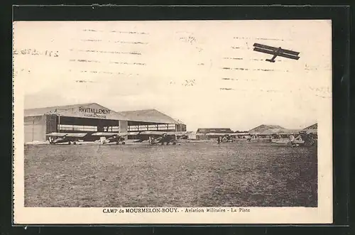 AK Camp de Mourmelon-Bouy, Militärische Flugzeuge vor den Hangars
