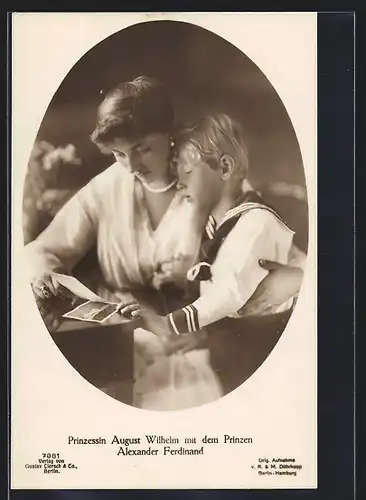 AK Prinzessin August Wilhelm umarmt ihren Sohn Prinz Alexander Ferdinand