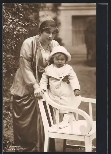 AK Prinzessin August Wilhelm von Preussen mit kleinem Sohn im Garten