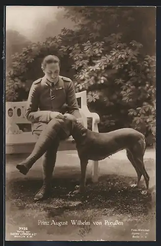 AK Prinz August Wilhelm von Preussen streichelt seinen Hund