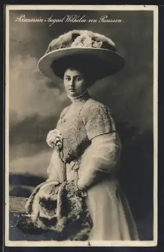 AK Prinzessin August Wilhelm von Preussen mit Pelz und Sonnenhut